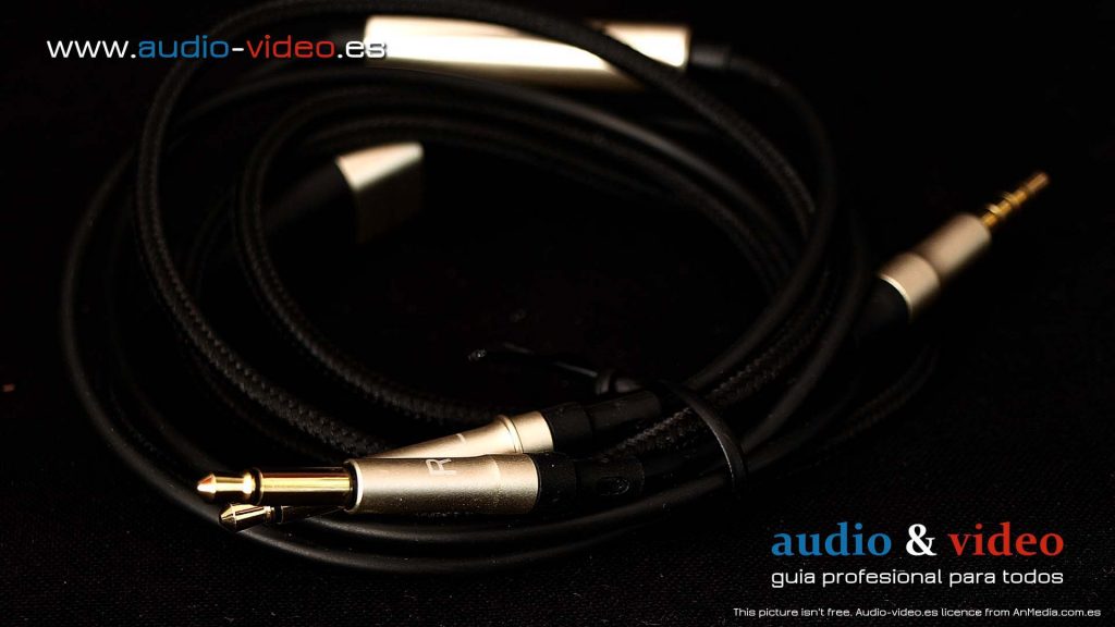 Meze - 99 Classics - review - auriculares - cables con marcas de canal Izquierdo y Derecho